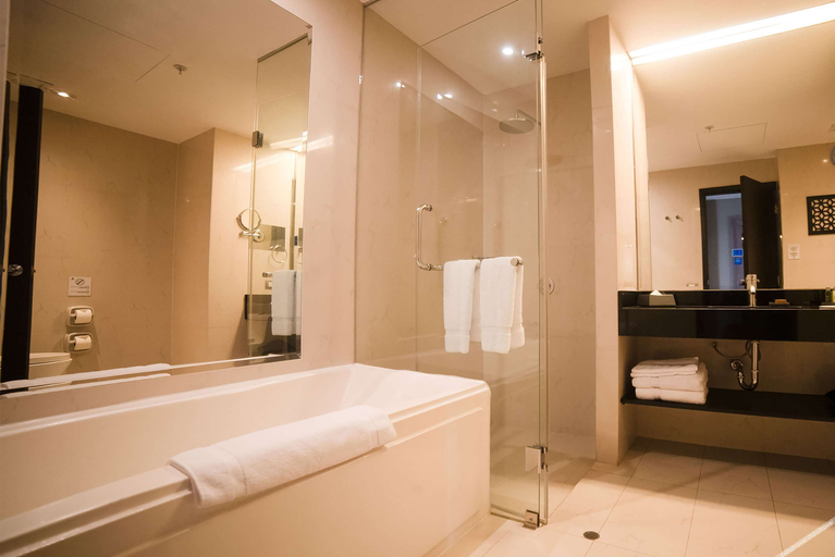 Bathroom, DoubleTree by Hilton Trujillo, Trujillo