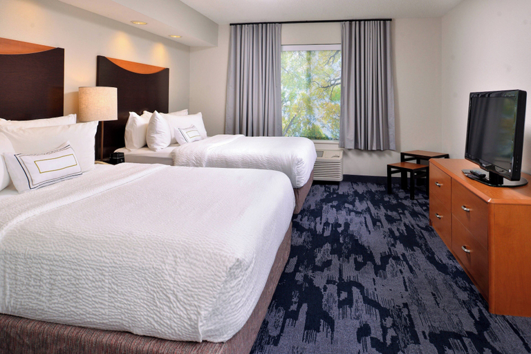 Bedroom 3, Fairfield Inn & Suites by Marriott Beloit, Rock