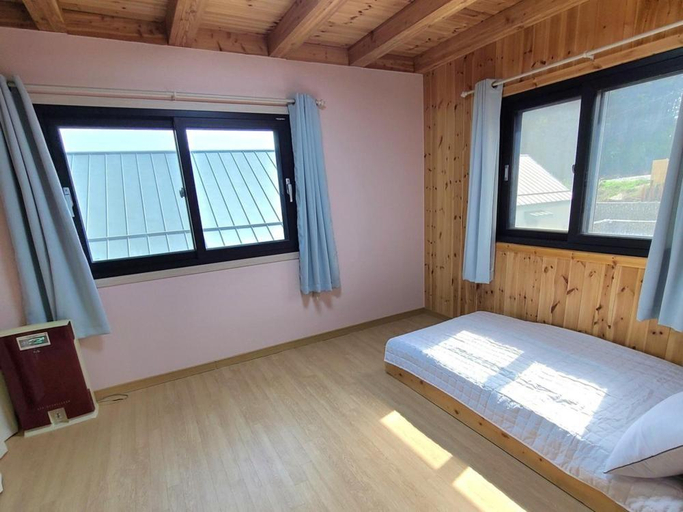 Bedroom 2, Haedameun, Yangyang