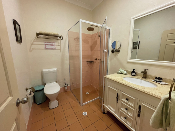 Bathroom 4, Villa Provence, Cessnock