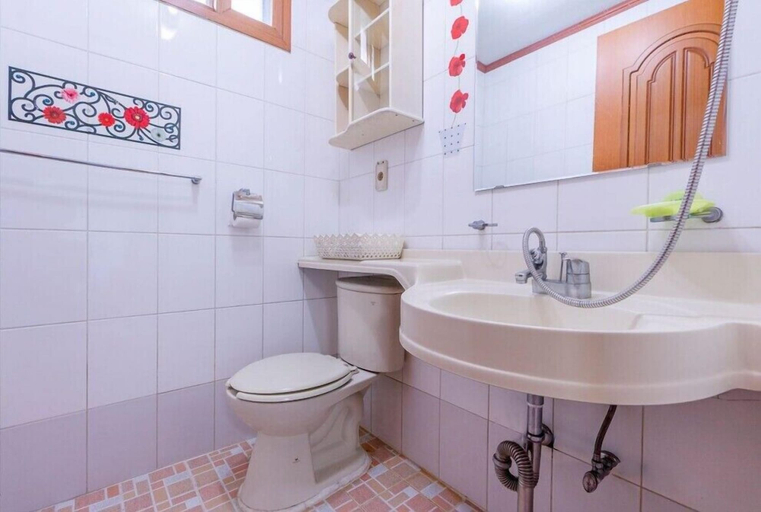 Bathroom, Windmill and light house pension, Ongjin