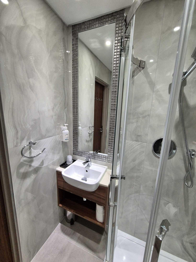 Bathroom 5, London Court Hotel, London