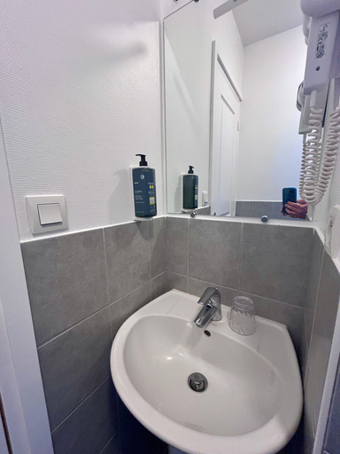 Bathroom 5, BRIT HOTEL Confort Lannion vers Perros-Guirec, Côtes-d'Armor