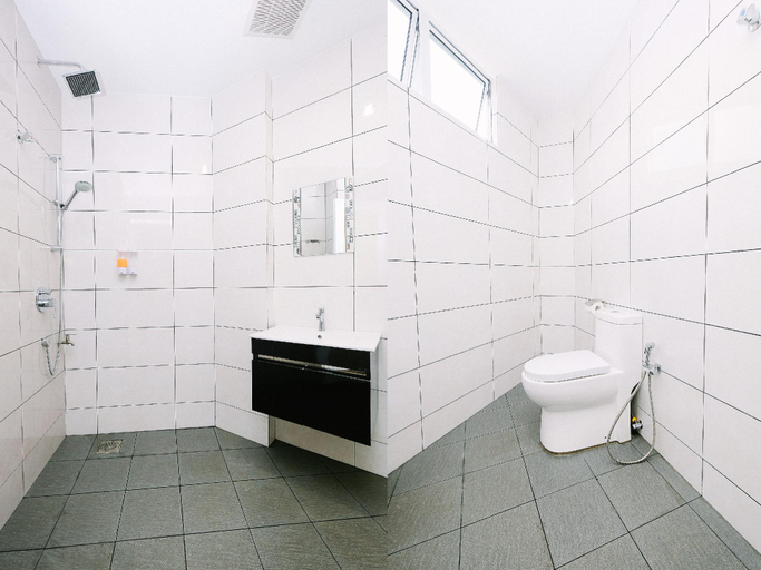 Bathroom 3, OYO 43935 Mancalin Hotel, Kuantan