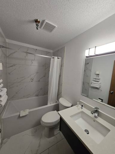 Bathroom 4, Super 8 by Wyndham Salmon Arm, Columbia-Shuswap