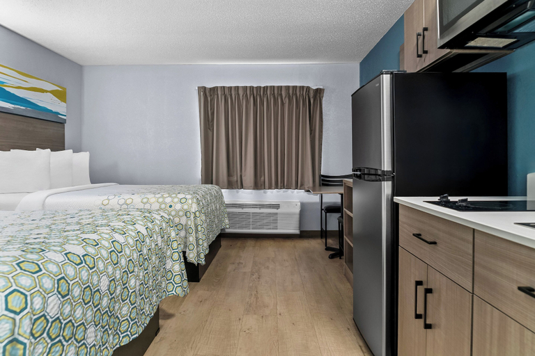 Bedroom 3, HomeTowne Studios by Red Roof Flint, Genesee