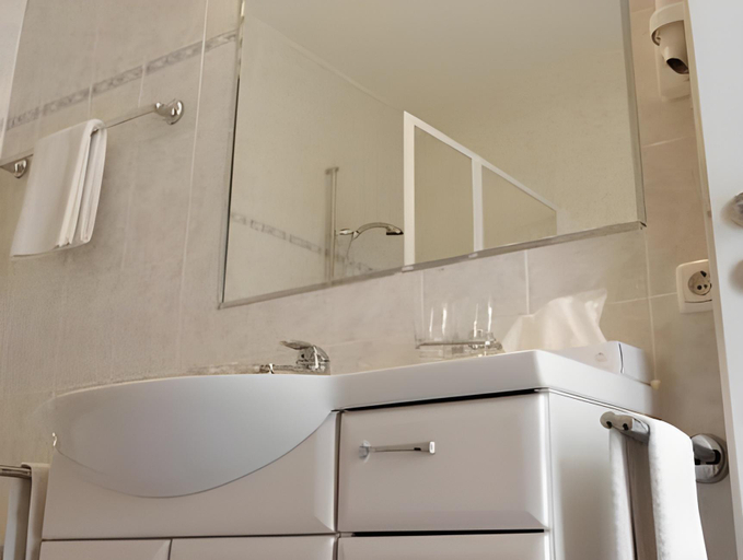 Bathroom 16