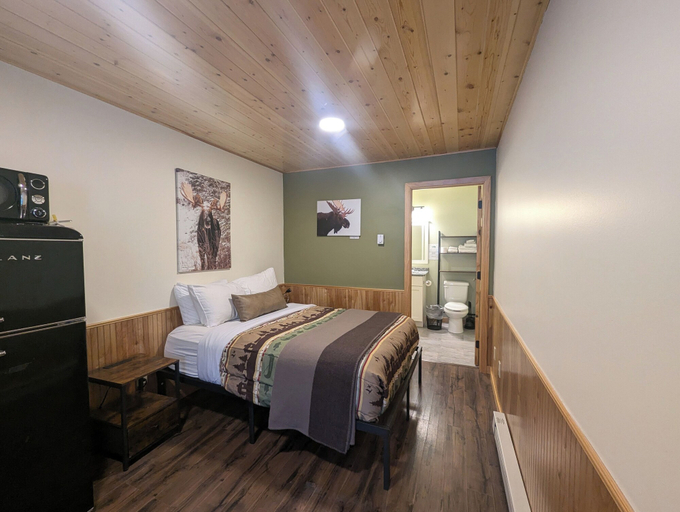 Bedroom 3, Saganaga Lodge, Cook