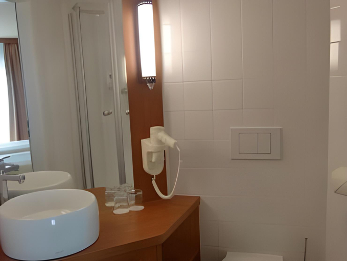 Bathroom 14