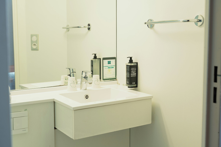 Bathroom 5, ibis budget Thonon Les Bains, Haute-Savoie