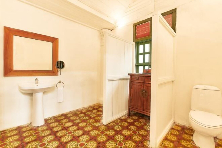 Bathroom 14