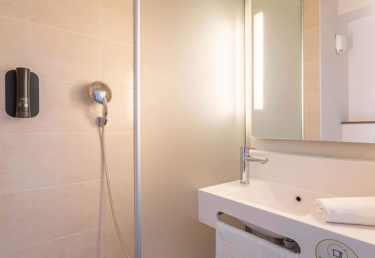 Bathroom 4, B&B HOTEL Aix en Provence Venelles, Bouches-du-Rhône