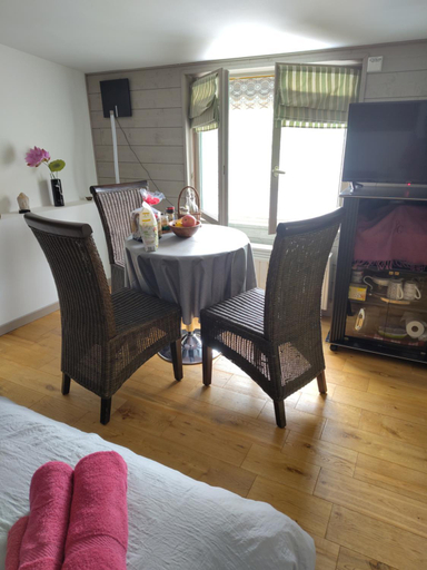 Others, Rosemary Cottage, Yonne