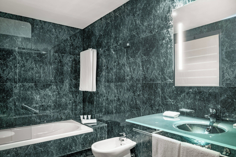 Bathroom 4, AC Hotel Badajoz by Marriott, Badajoz