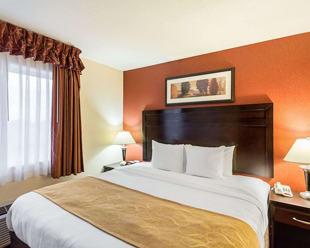 Bedroom 3, Comfort Suites Airport, Sedgwick