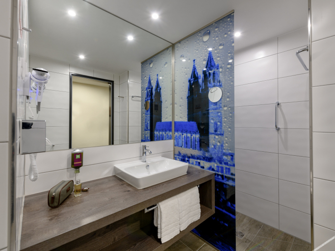 Bathroom 4, Ibis Styles Magdeburg, Magdeburg