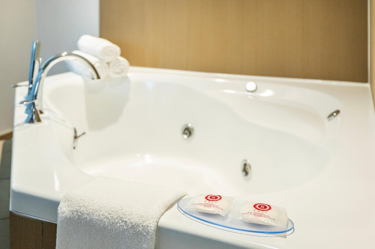 Bathroom 4, Comfort Inn & Suites Barrie, Simcoe
