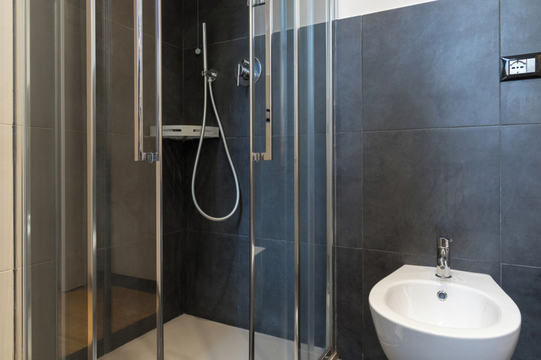 Bathroom 5, Hotel Doria, Genova