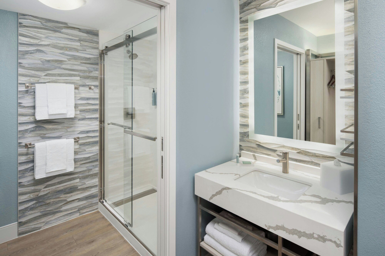 Bathroom 4, Courtyard Charleston Waterfront by Marriott, Charleston