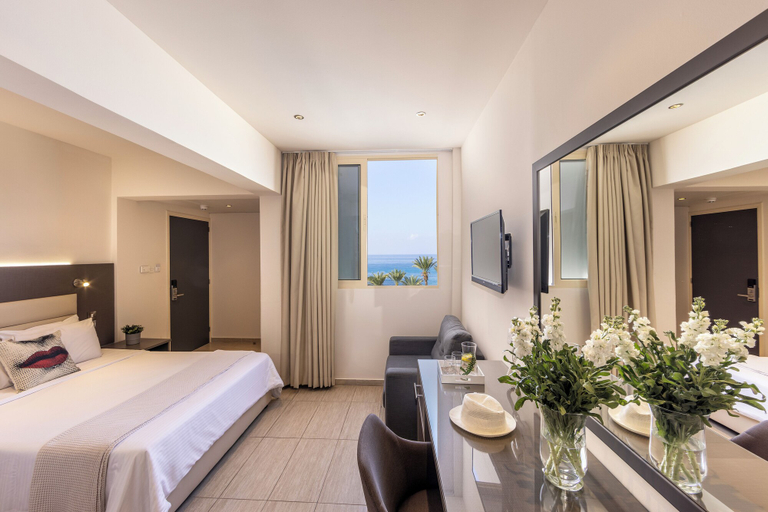 Bedroom 3, Queen's Bay Hotel