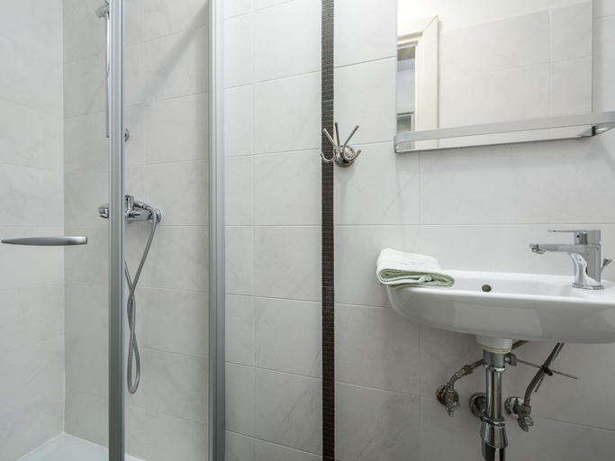Bathroom 4, Lovely Stone House With Private Swimming Pool, Tinjan
