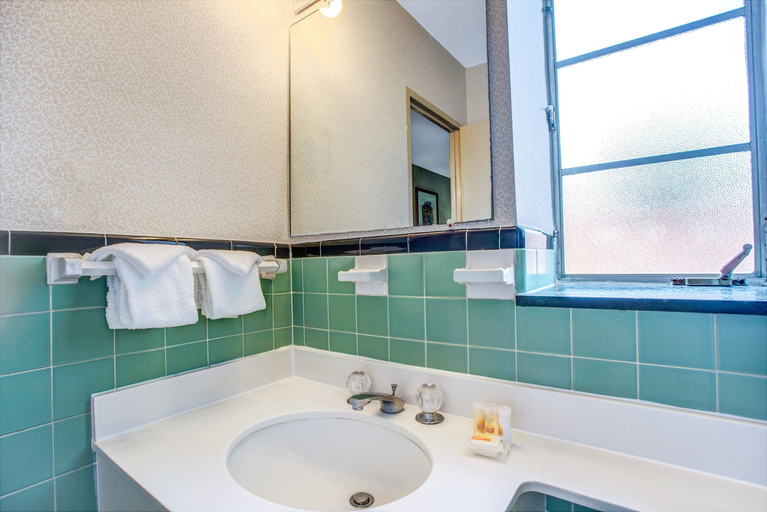 Bathroom 2, Days Inn by Wyndham Arlington/Washington DC, Arlington