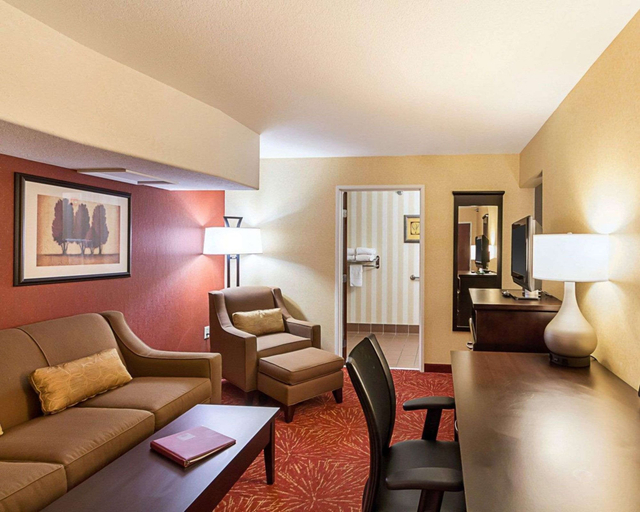 Others 3, Comfort Suites Airport, Sedgwick