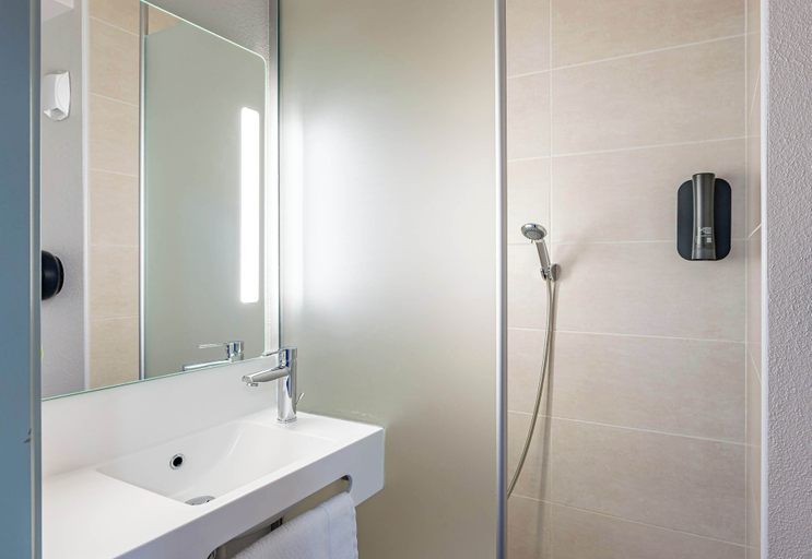 Bathroom 4, B&B HOTEL Bordeaux Langon, Gironde