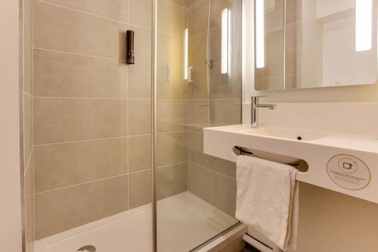 Bathroom 4, B&B HOTEL Dijon Valmy Toison d'Or, Côte-d'Or