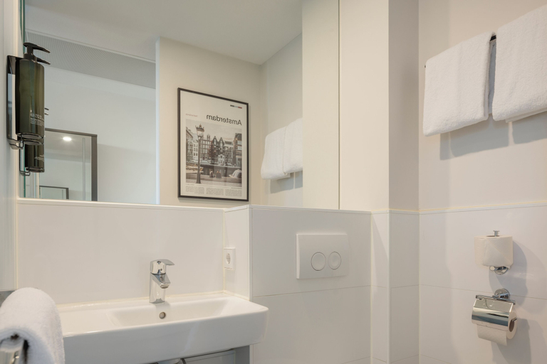 Bathroom 4, Maxhotel Amsterdam Airport Schiphol, Haarlemmermeer