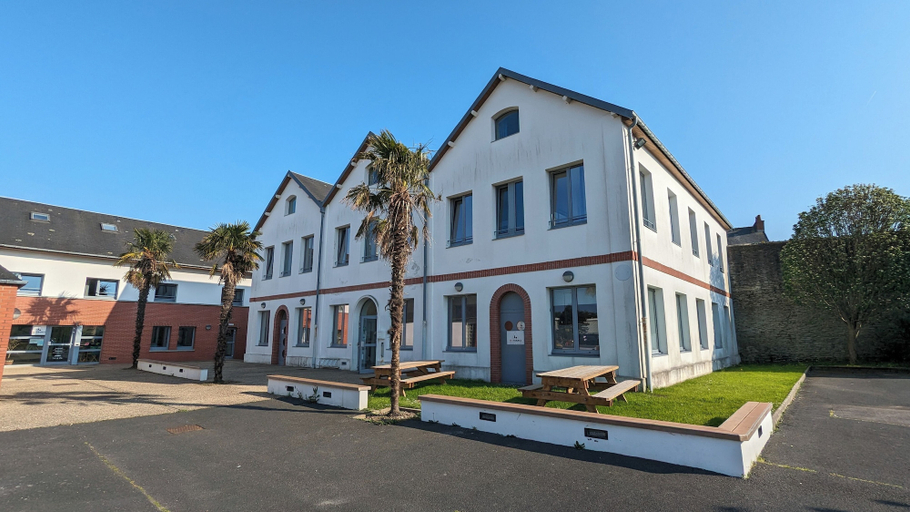 Exterior & Views