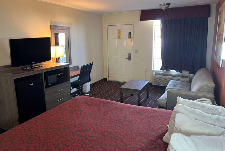 Bedroom 3, Days Inn by Wyndham El Reno, Canadian