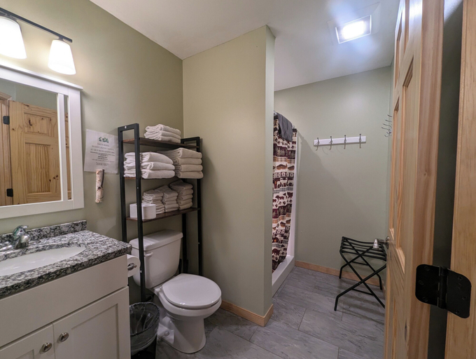 Bathroom 4, Saganaga Lodge, Cook