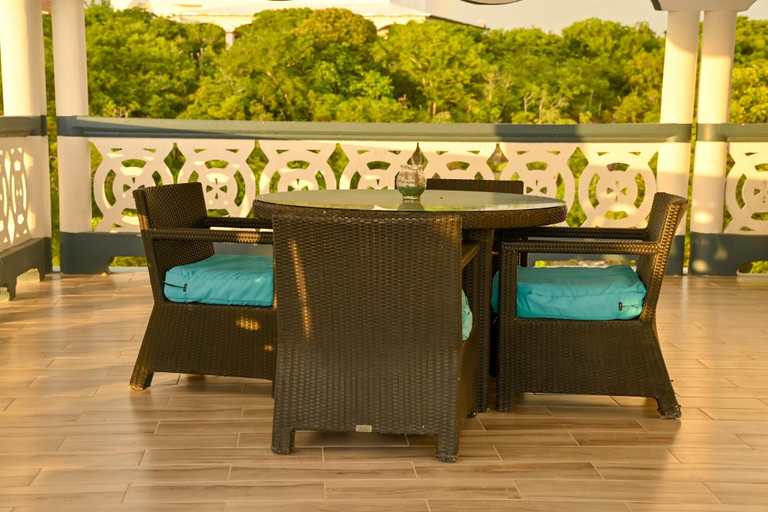 Food & Drinks, Villa Serenity by the water