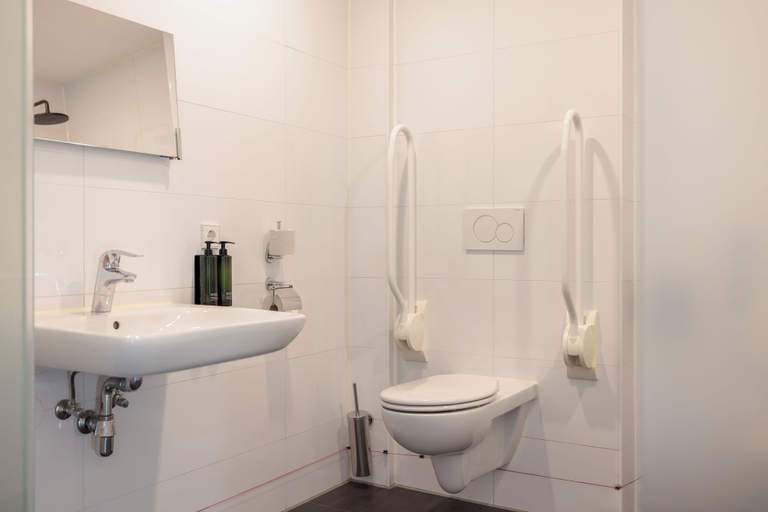 Bathroom 4, Maxhotel Amsterdam Airport Schiphol, Haarlemmermeer