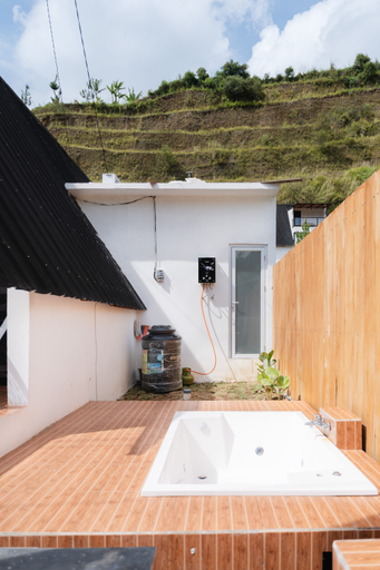 Others 4, Villa Azura, Bandung