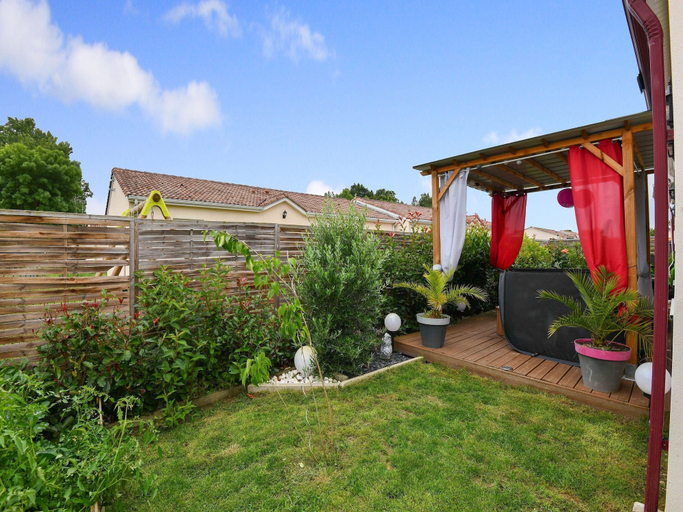 Garden, Zen Room in a Private Home With a Swimming Pool, Gironde