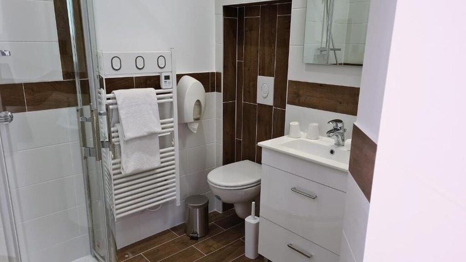 Bathroom 5, Le Beaugency, Loiret