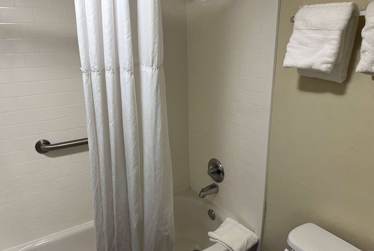 Bathroom 4, Days Inn by Wyndham El Reno, Canadian