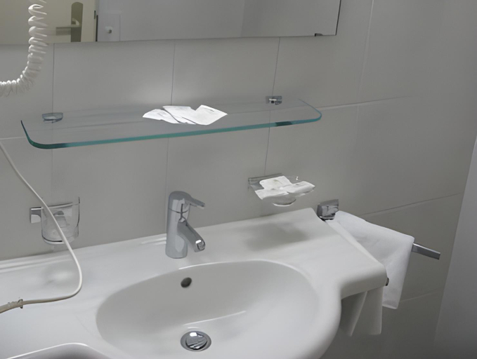 Bathroom 10