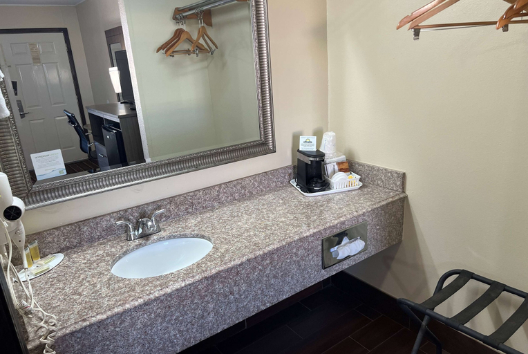 Bathroom 5, Days Inn by Wyndham El Reno, Canadian