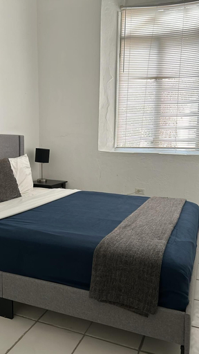 Bedroom, Gladiolas 1102