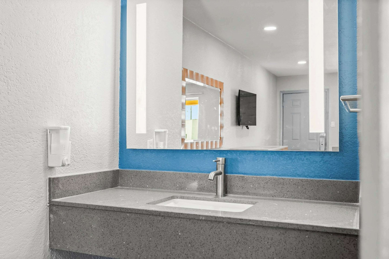Bathroom 4, Econo Lodge Inn & Suites Sealy, Austin