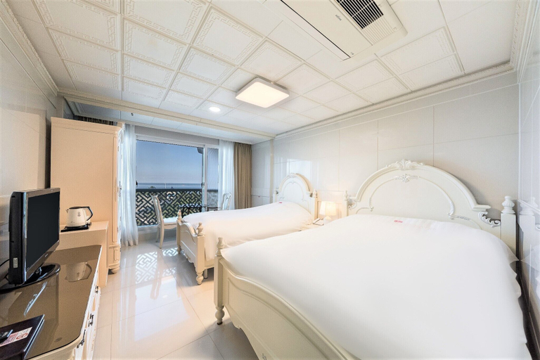 Bedroom 2, Donghae Boyang Hot Spring Convention Hotel, Donghae