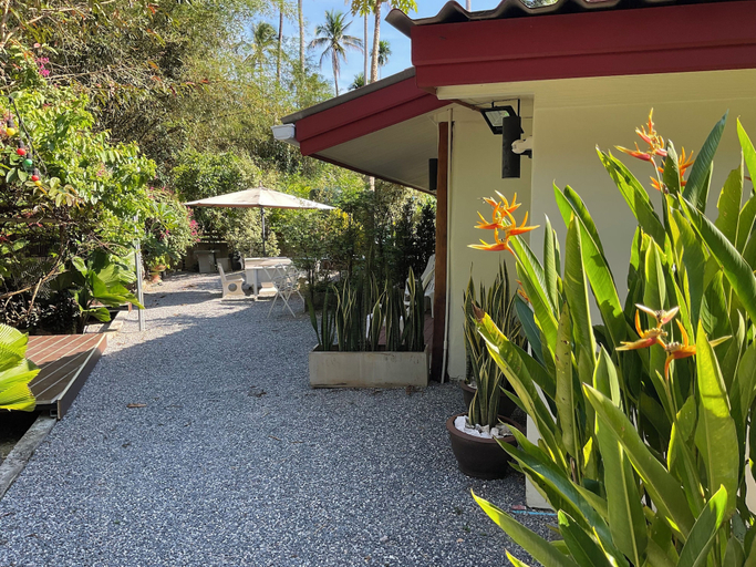 Exterior 4