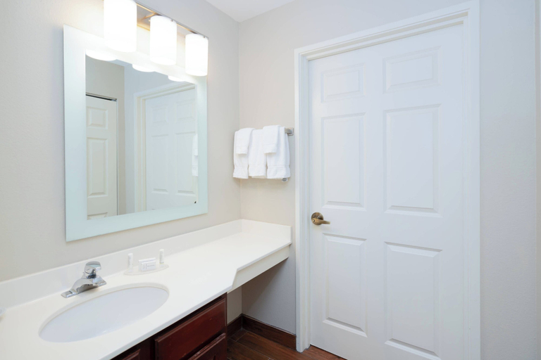 Bathroom, TownePlace Suites by Marriott Rochester, Olmsted