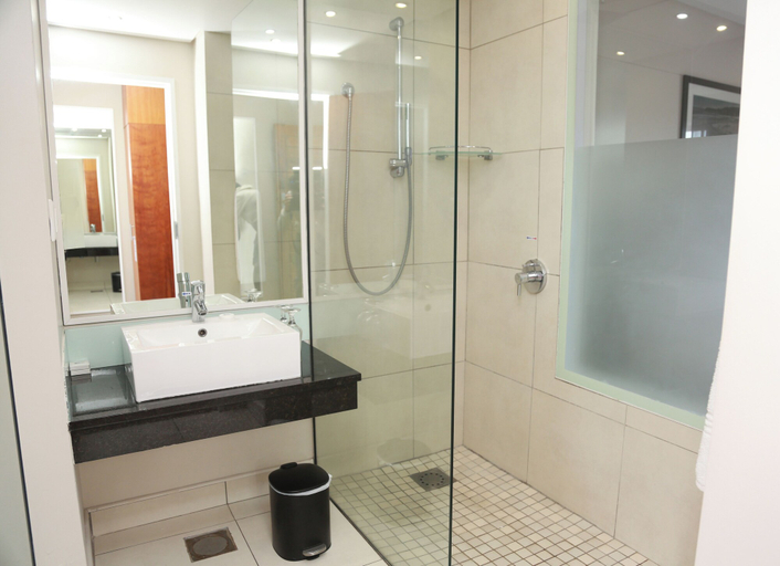 Bathroom 5, Blue Lagoon Hotel and Conference Centre, Buffalo City