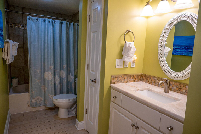 Bathroom 4, Treasure Island 1910, Bay
