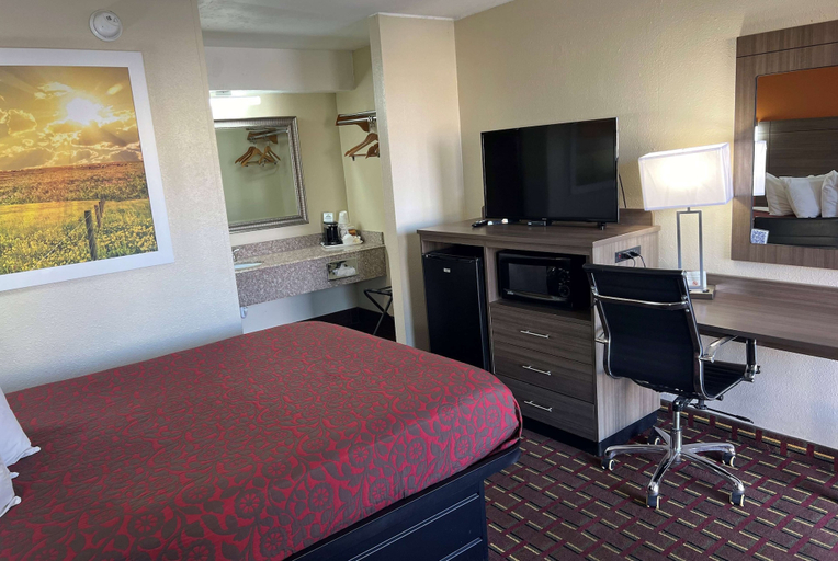 Bedroom 2, Days Inn by Wyndham El Reno, Canadian