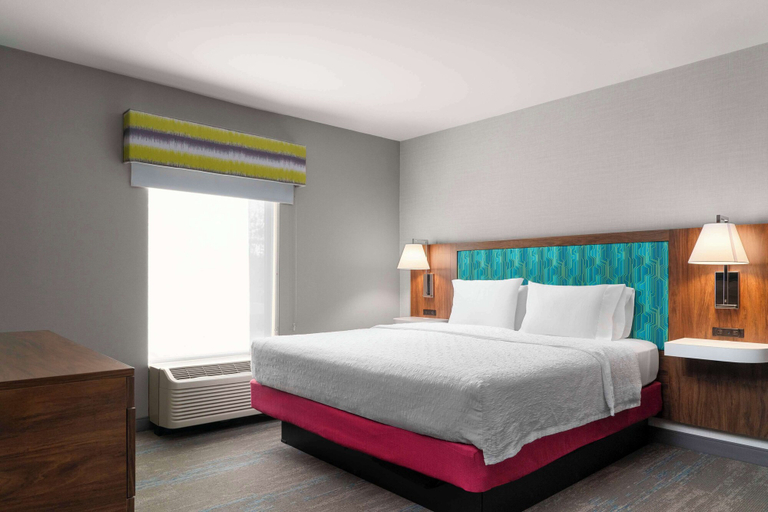 Bedroom 4, Hampton Inn Chicopee/Springfield, Hampden